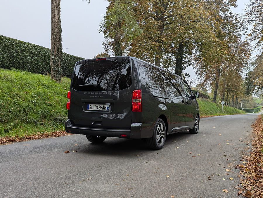 New_Peugeot_Traveller_spacieux